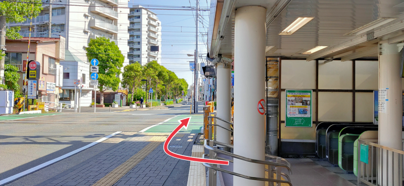 JR南武線・中野島駅の踏切を渡る